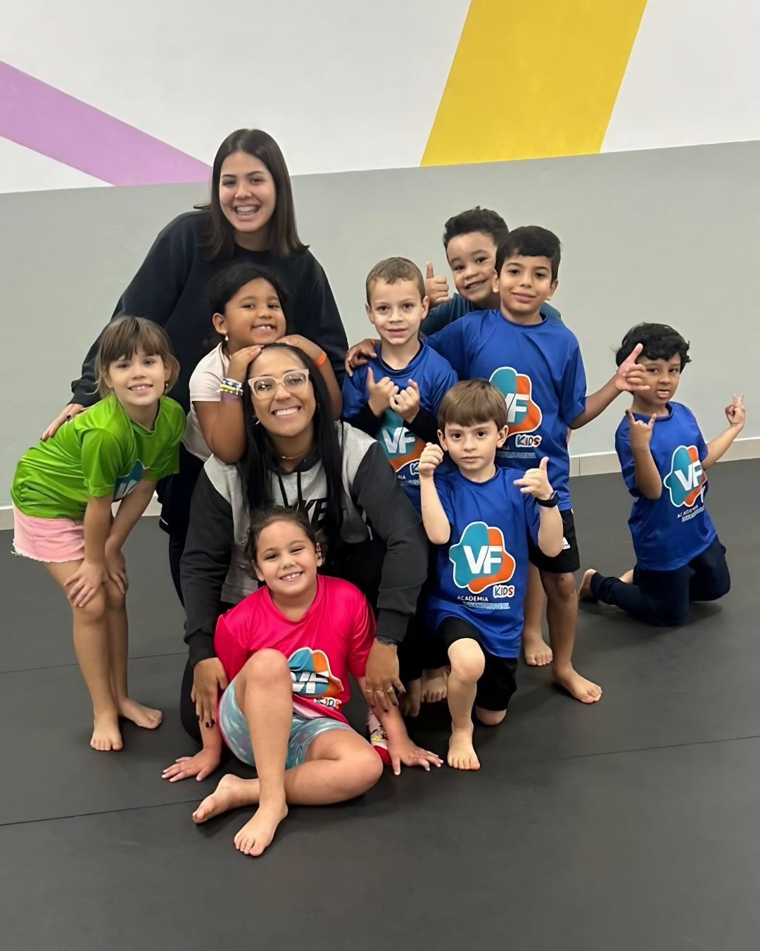 Turma da VF Kids reunida com as professoras